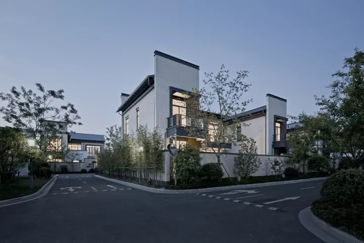 院内景观对公共区域可见,但并不干扰使用者的私密需求